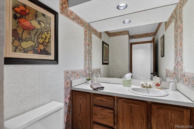 37936 N Laurel Park Drive, Livonia, MI 48152