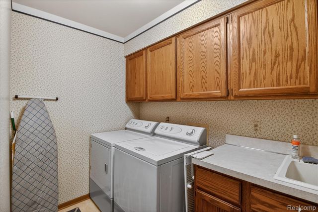 37936 N Laurel Park Drive, Livonia, MI 48152