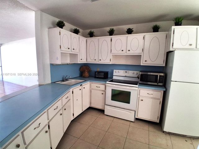 1770 NE 191st St 813-1, Miami, FL 33179