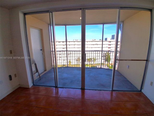 1770 NE 191st St 813-1, Miami, FL 33179