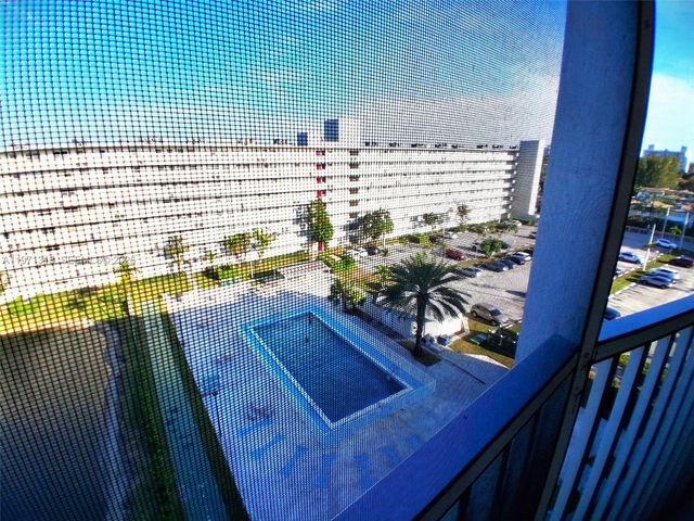 1770 NE 191st St 813-1, Miami, FL 33179