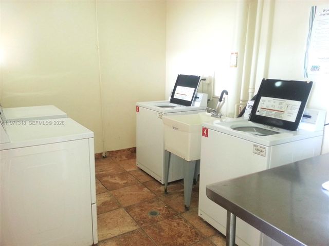 1770 NE 191st St 813-1, Miami, FL 33179