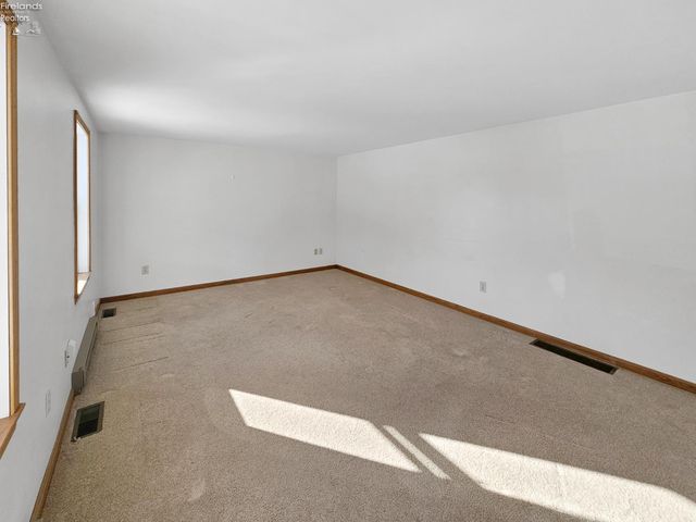 W 827 Maple Street, Clyde, OH 43410