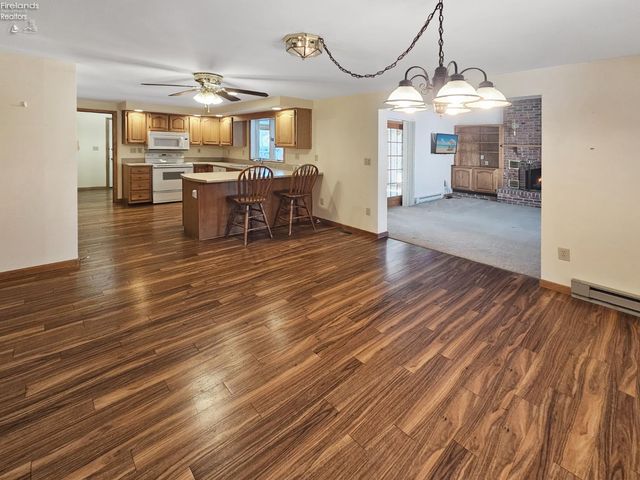 W 827 Maple Street, Clyde, OH 43410