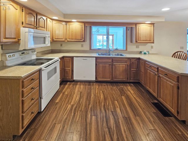 W 827 Maple Street, Clyde, OH 43410