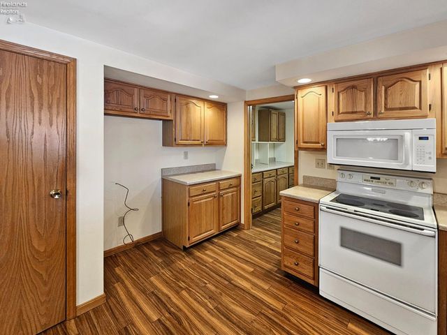 W 827 Maple Street, Clyde, OH 43410