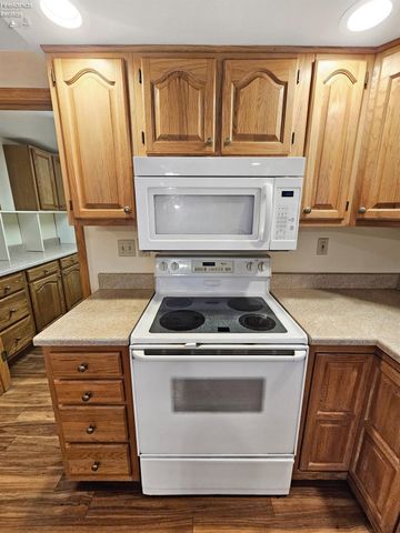 W 827 Maple Street, Clyde, OH 43410