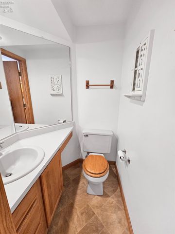 W 827 Maple Street, Clyde, OH 43410