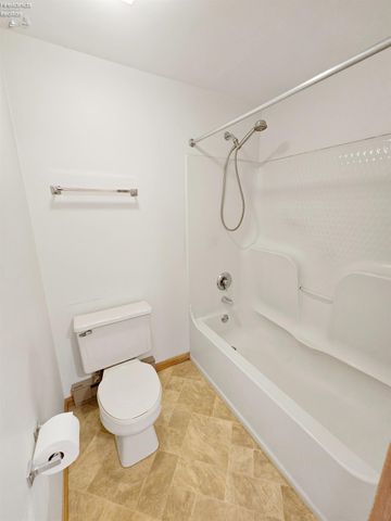 W 827 Maple Street, Clyde, OH 43410