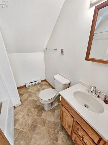 W 827 Maple Street, Clyde, OH 43410