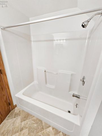 W 827 Maple Street, Clyde, OH 43410