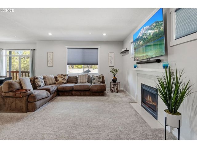 6635 LARISSA Ln, Gladstone, OR 97027