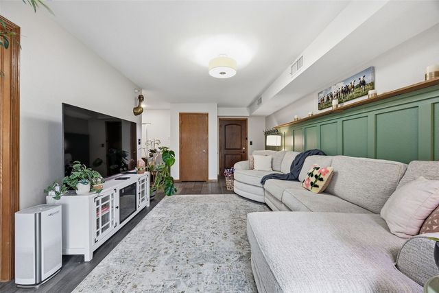 332 S Linn Street 305, Iowa City, IA 52240