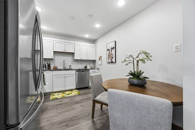 332 S Linn Street 305, Iowa City, IA 52240