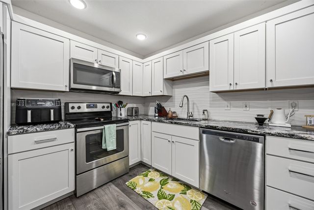 332 S Linn Street 305, Iowa City, IA 52240