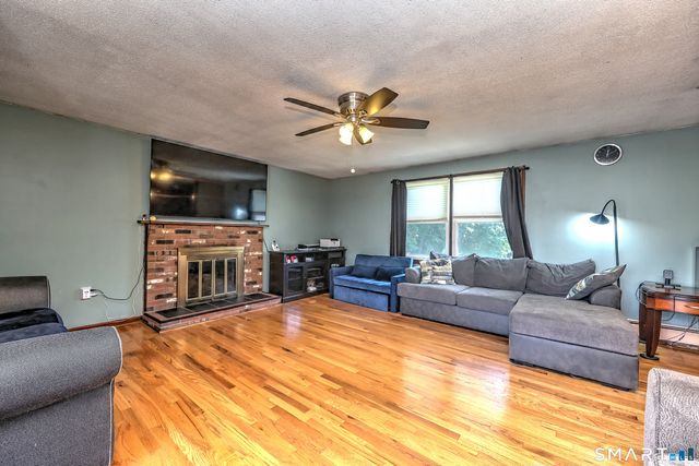 160 Tanglewood Drive, Hamden, CT 06518