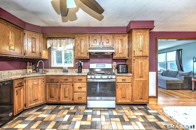 160 Tanglewood Drive, Hamden, CT 06518