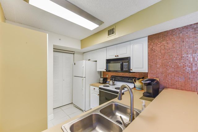 1590 S 42nd Circle 106, Vero Beach, FL 32967