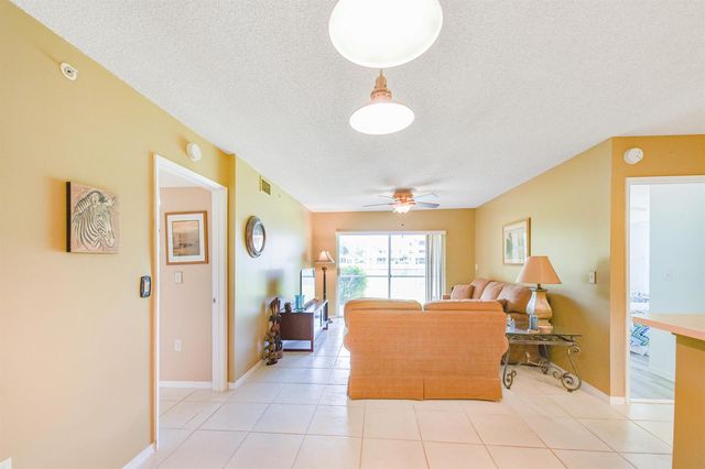 1590 S 42nd Circle 106, Vero Beach, FL 32967