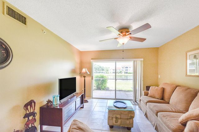 1590 S 42nd Circle 106, Vero Beach, FL 32967