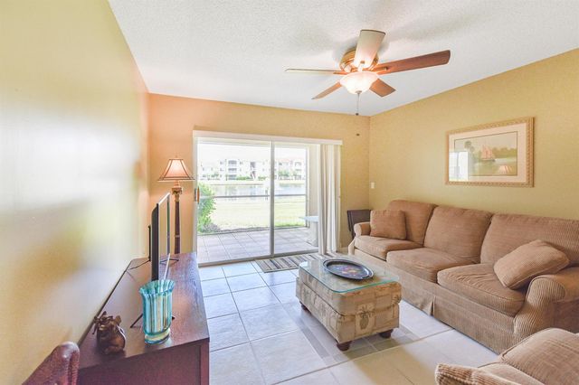 1590 S 42nd Circle 106, Vero Beach, FL 32967