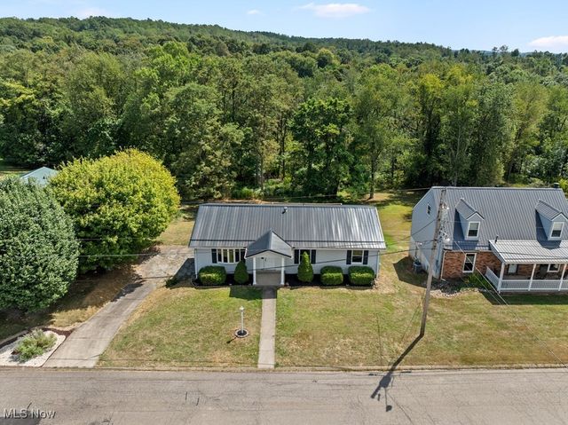 878 Donegal Drive E, Follansbee, WV 26037