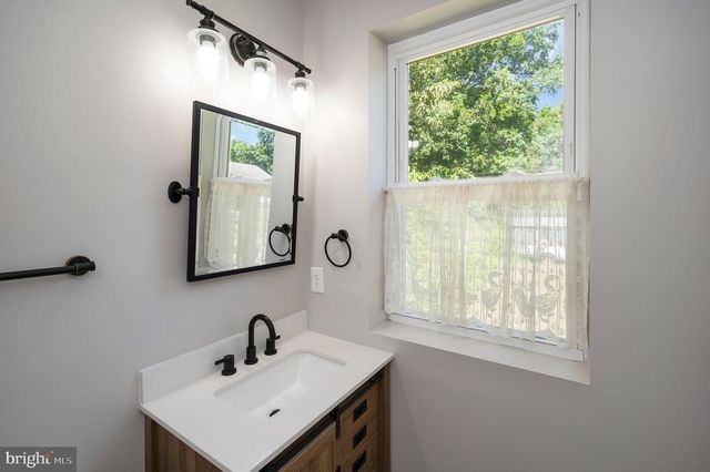 16036 ROGERS CLARK BLVD, Bowling Green, VA 22427