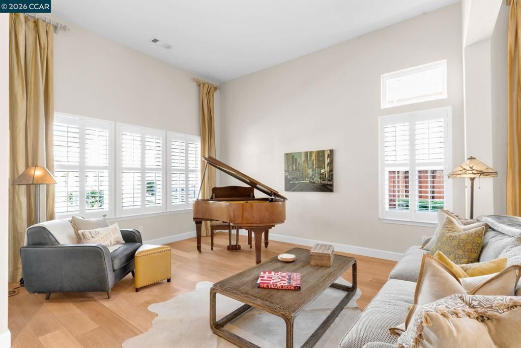 Image 4 of property listing at 974 974 Rosehedge Ct, Concord, CA 94521