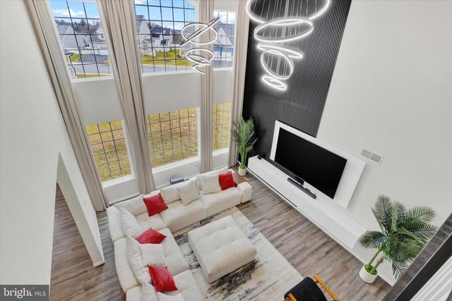 305 HOLLYHOCK DR, Manchester, PA 17345