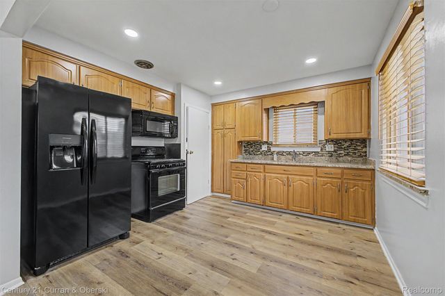 24315 Currier Street, Dearborn Heights, MI 48125