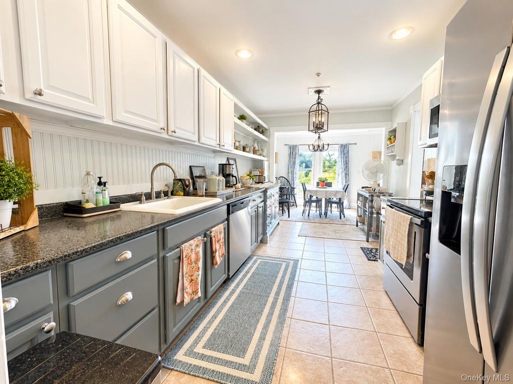 14 Potomac Court 14, Coram, NY 11727 — photo 4