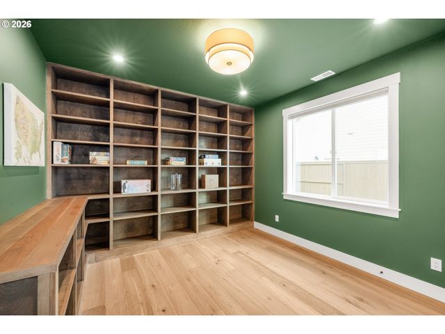 1957 S FIR Loop, Canby, OR 97013