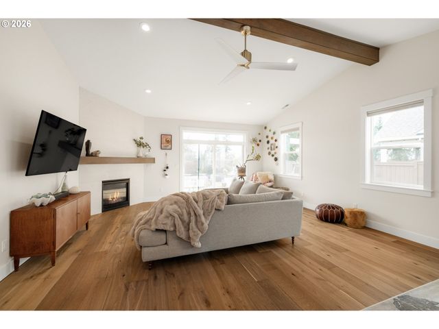 1957 S FIR Loop, Canby, OR 97013