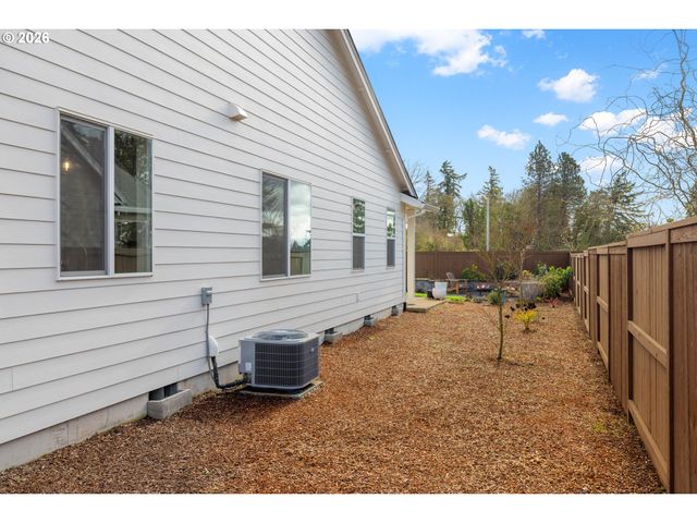 1957 S FIR Loop, Canby, OR 97013