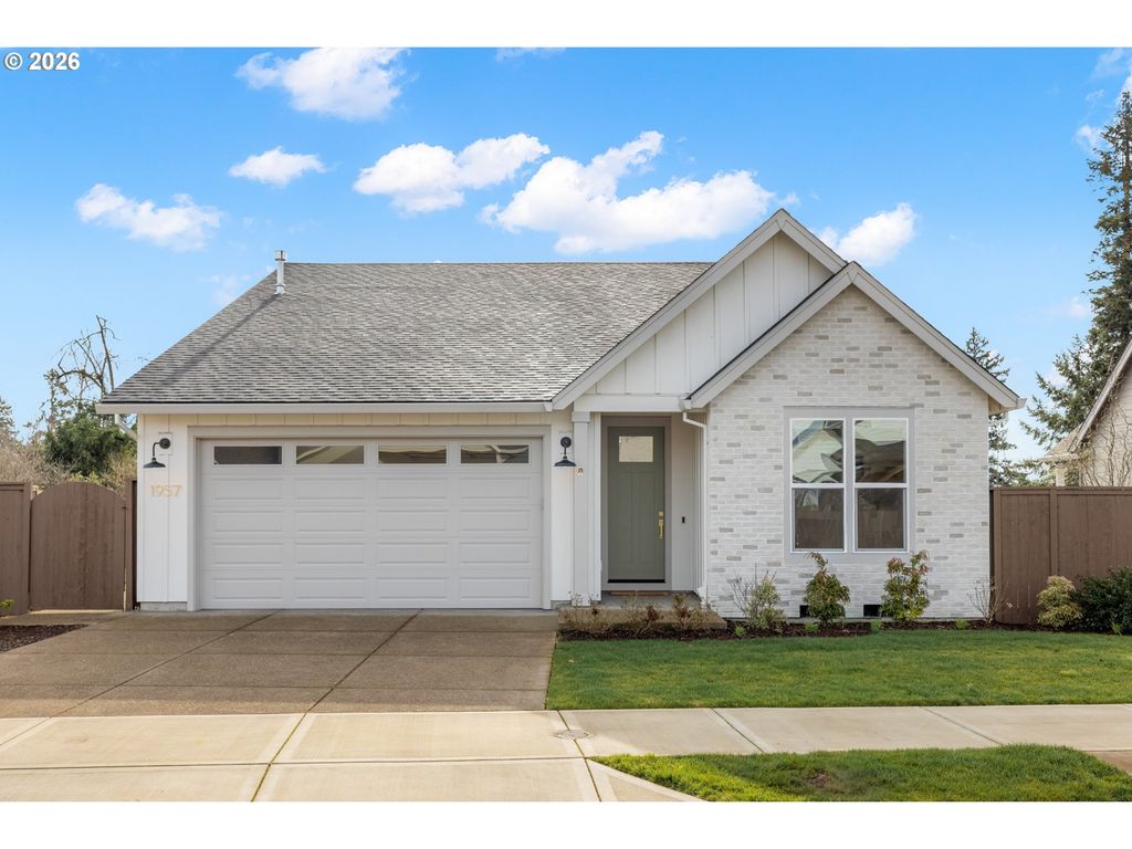 1957 S FIR Loop, Canby, OR 97013