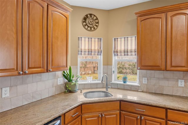 287 Dayton Avenue, Manorville, NY 11949