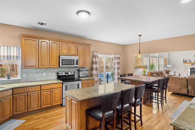 287 Dayton Avenue, Manorville, NY 11949