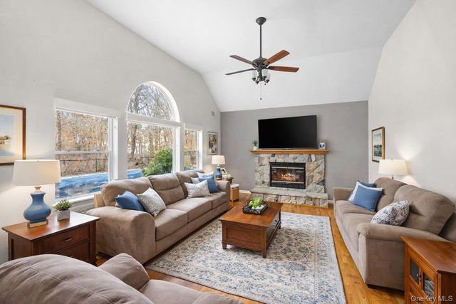 287 Dayton Avenue, Manorville, NY 11949