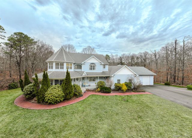 287 Dayton Avenue, Manorville, NY 11949