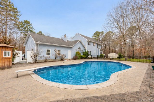 287 Dayton Avenue, Manorville, NY 11949