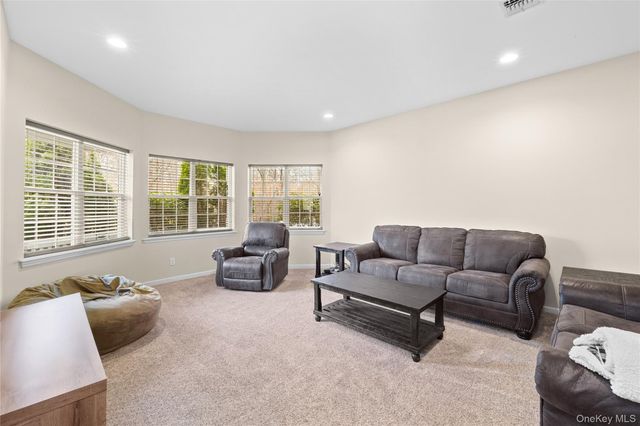 287 Dayton Avenue, Manorville, NY 11949