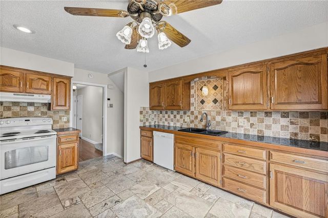 14022 S Cottonwood Drive, Olathe, KS 66062