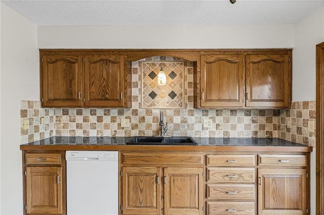 14022 S Cottonwood Drive, Olathe, KS 66062