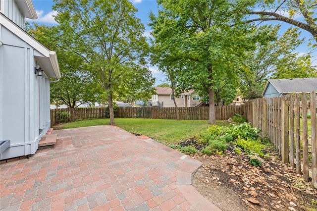 14022 S Cottonwood Drive, Olathe, KS 66062