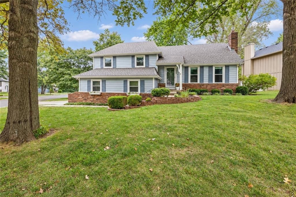14022 S Cottonwood Drive, Olathe, KS 66062