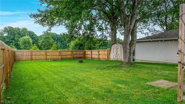 3388 Olian Avenue NW, Warren, OH 44485