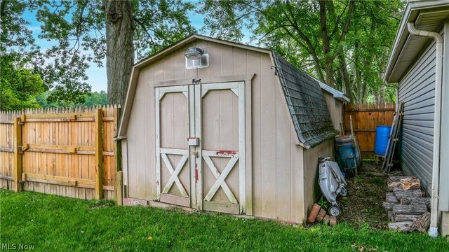 3388 Olian Avenue NW, Warren, OH 44485