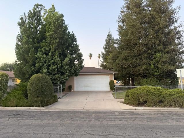 4045 N Millbrook Avenue, Fresno, CA 93726