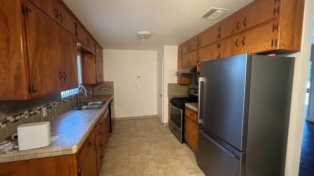 4045 N Millbrook Avenue, Fresno, CA 93726