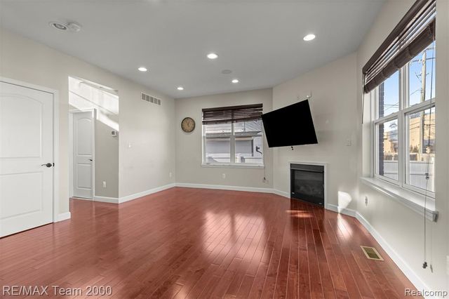 21597 Harper Lake Avenue, Saint Clair Shores, MI 48080